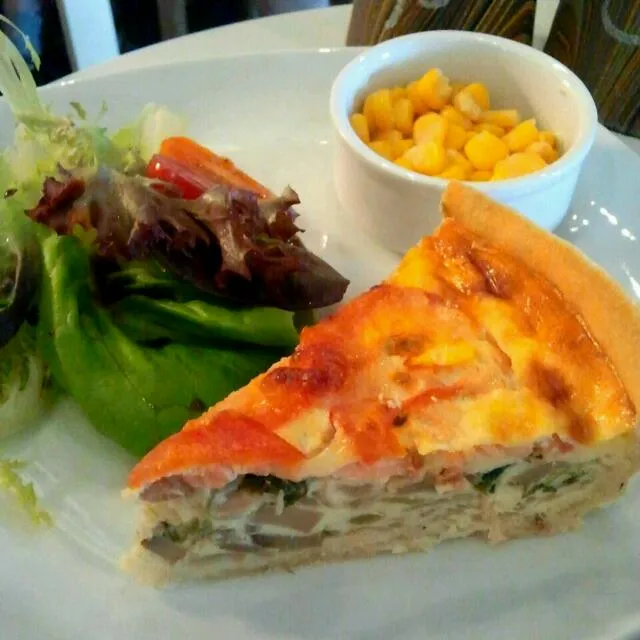 Smoked salmon quiche with salad|m!ckongさん