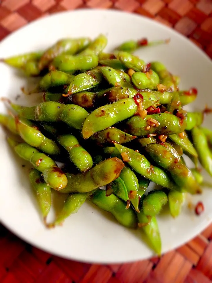 Snapdishの料理写真:t4maxxx's Oyster Sauce Grilled Edamame🍺ﾄｯｼｰの指まで美味し~枝豆のｵｲｽﾀｰｿｰｽ焼き|🌈Ami🍻さん