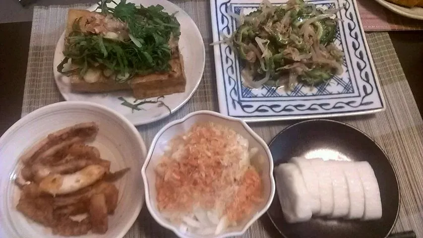 ゴーヤともやし&厚揚げ&玉ねぎスライス&かまぼこ&ゲソの唐揚げ|まぐろさん