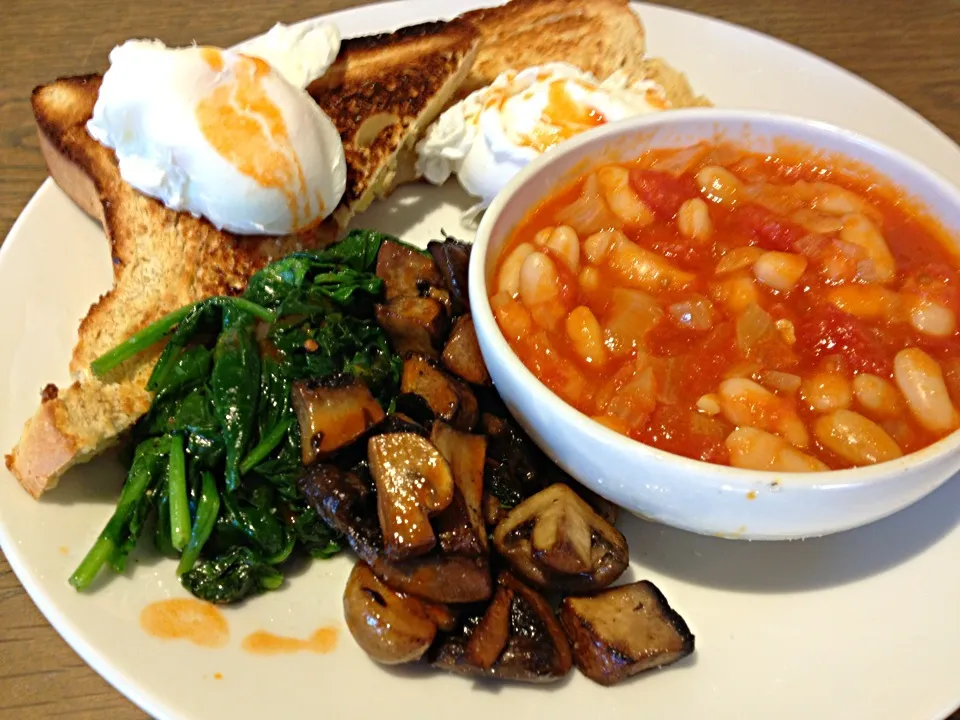 Poached Eggs, spinach, mushroom and spicy beans|Sergio Lacuevaさん