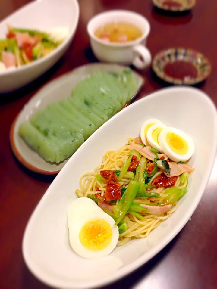 セロリとドライトマトのパスタ＆刺身こんにゃく スープ|Madokaさん