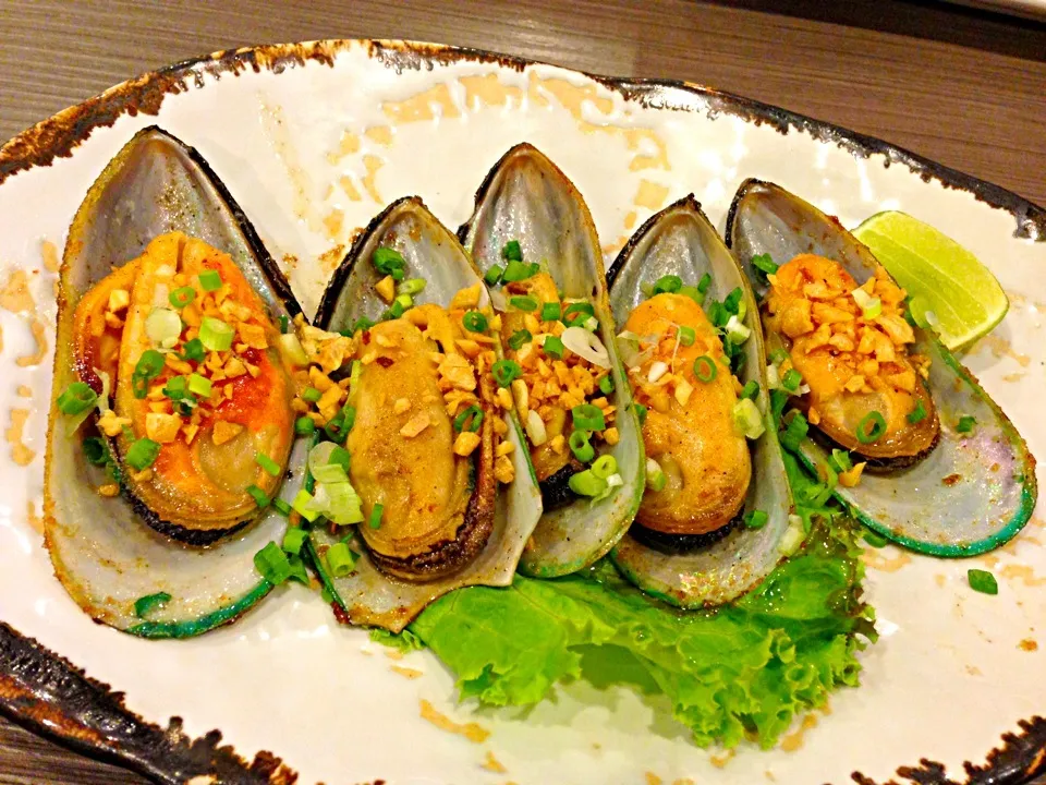 Stir fried mussel with garlic|sunisaさん