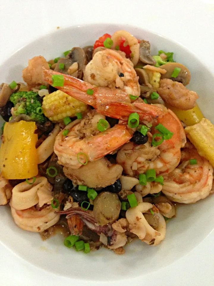 my stirfried mixed seafoods in blackbeans and mushroom|josielyn bolisayさん