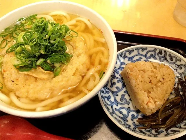 Snapdishの料理写真:ゴボ天うどん かしわおにぎり|ikukoさん