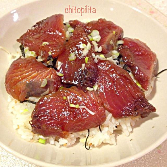 Sushi bowl with soy sauce marinated bonito 鰹手こね寿司/chitopilita