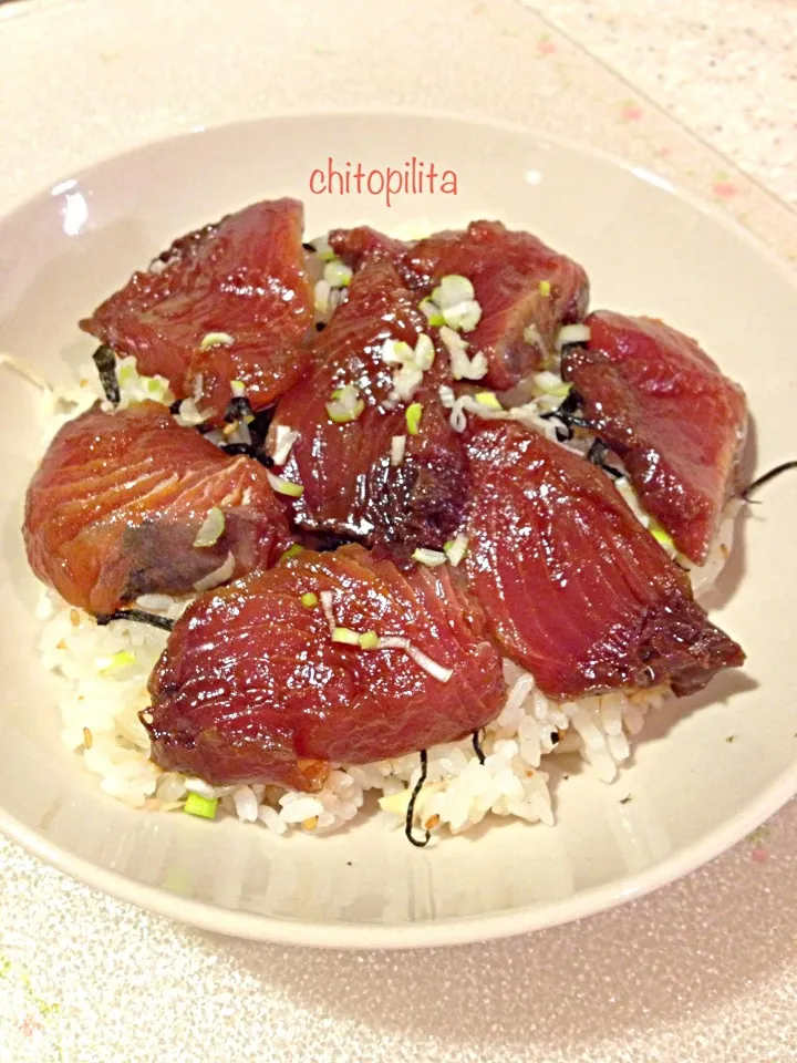 Sushi bowl with soy sauce marinated bonito - 鰹手こね寿司|chitopilitaさん