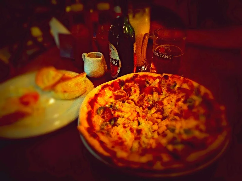 Snapdishの料理写真:Pizza, beer|adiyantoさん