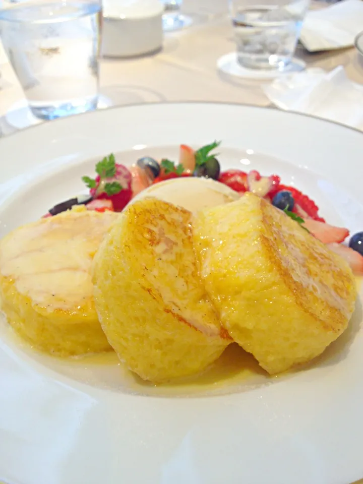 Fluffy French toast with maple vanilla bean ice-cream and fresh berries|k panさん