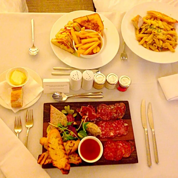 Snapdishの料理写真:Room Service|Chrisy Hillさん