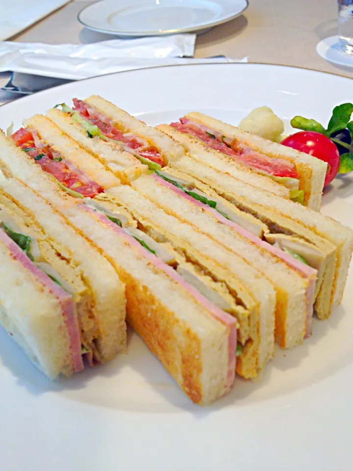 Crispy sandwich bars with King Oyster mushroom, sliced tomatoes, toasted bacon, and melted cheddar|k panさん