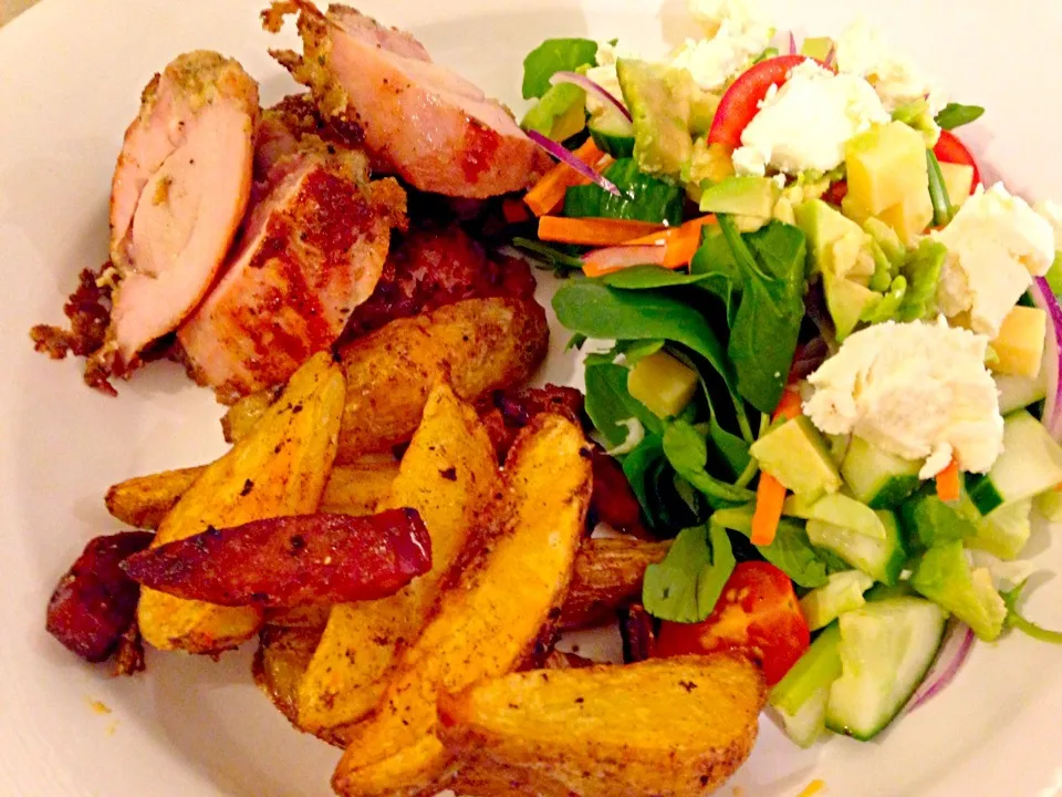 Chicken breast, potato and chorizo wedges, garden salad with Persian feta and avocado|Chrisy Hillさん