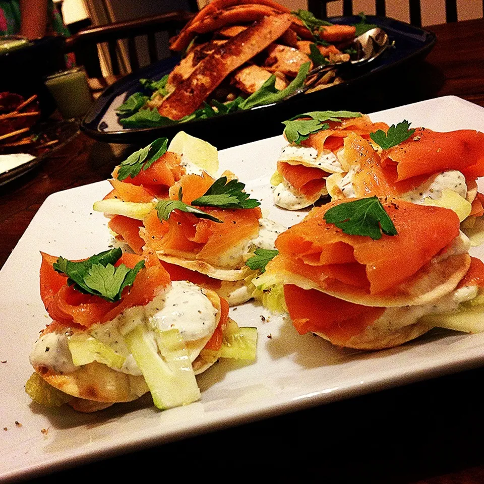 Smoked salmon cracker stack スモークサーモンのクラッカー重ね|Yuka Nakataさん