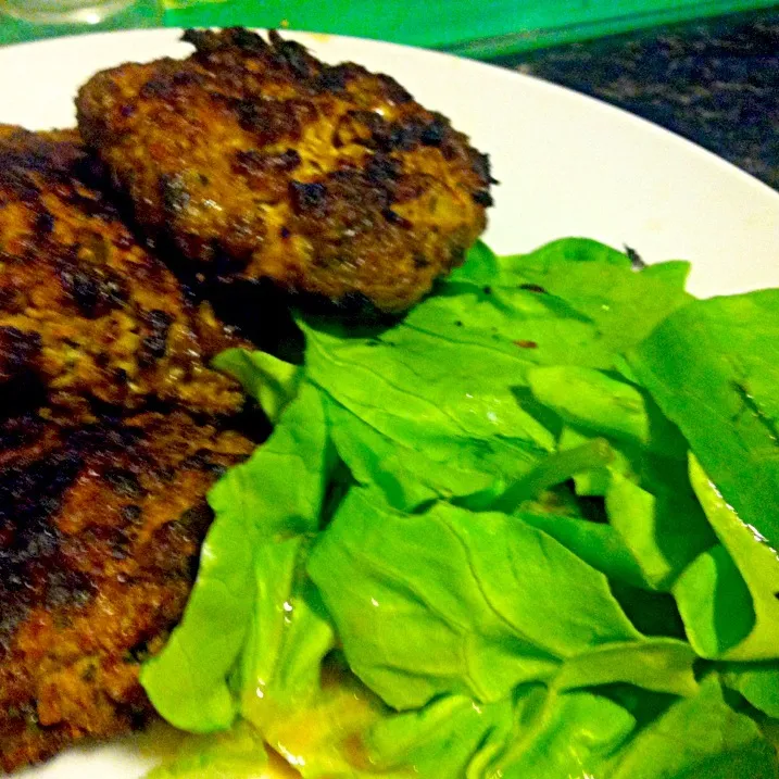 Spicy beef and coriander koftas with spinach and lettice salad in a citrus dressing|Nicole Avisさん