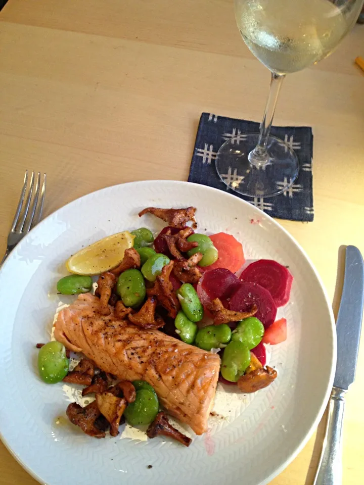 Salmon, chantarellls, broad beans and root beets.|wallさん