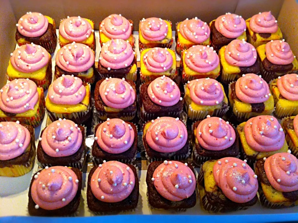 Snapdishの料理写真:Raspberry Neapolitan cupcakes|Tiffini Millsさん