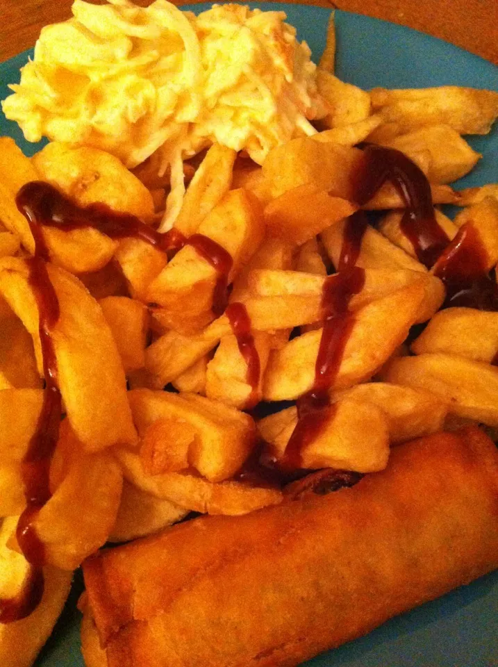 Chips & brown sauce with coleslaw & vegetable spring roll|Nick Hiderさん