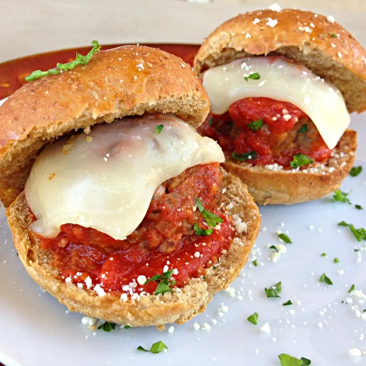 Snapdishの料理写真:Meatball Sliders|lindsay robesonさん