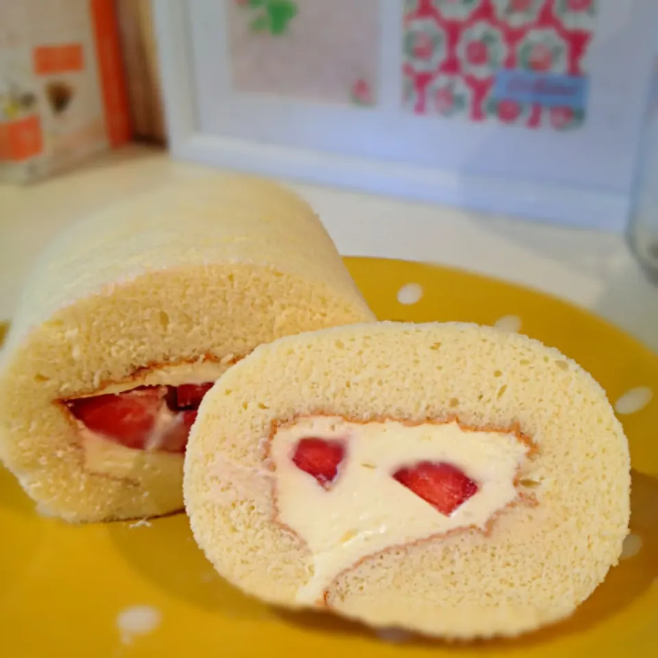 Swiss roll with strawberries|Chibiko's Kitchenさん