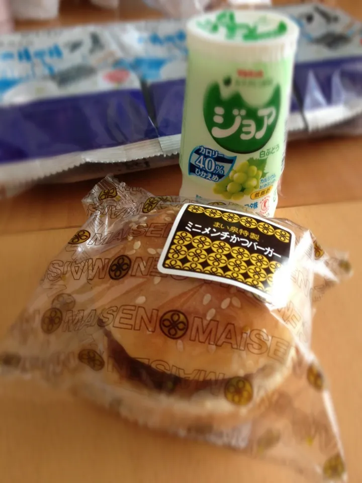 Snapdishの料理写真:まい泉のミニメンチかつバーガーとジョア。|raku_darさん