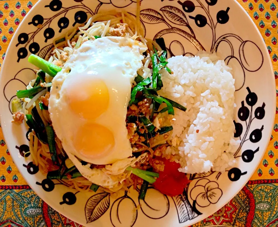 Snapdishの料理写真:鶏挽肉と野菜の焼きそば双子の目玉焼き乗せ〜😝🎉|hassanさん