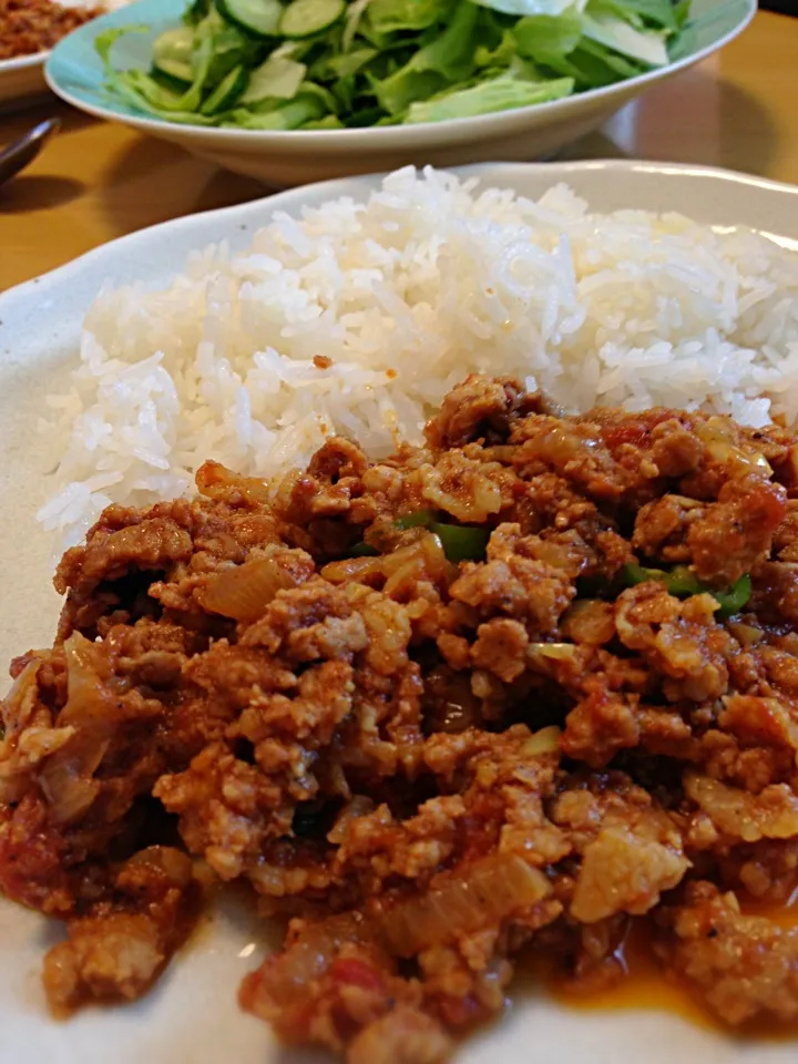 Snapdishの料理写真:キーマカレー、サラダ。長粒米、炊飯器でもうまく炊けた♪|liccaさん