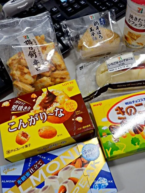 休出のテンションあげのお菓子たち（＾∇＾）連日買ってるけど食べきれない（笑）デスクの引き出しに収まらなくなり袋に入れて吊るしてる（＾∇＾）|しーさん