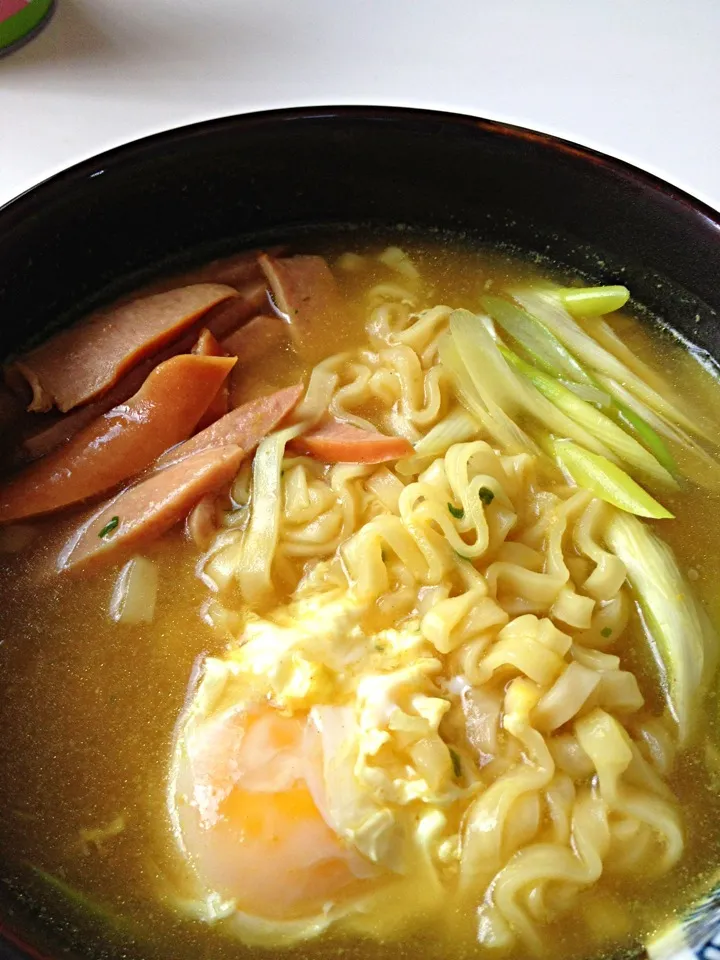 カレーうどん。乾麺だけど美味しい！ソーセージとネギと卵を入れて…|Tomyさん