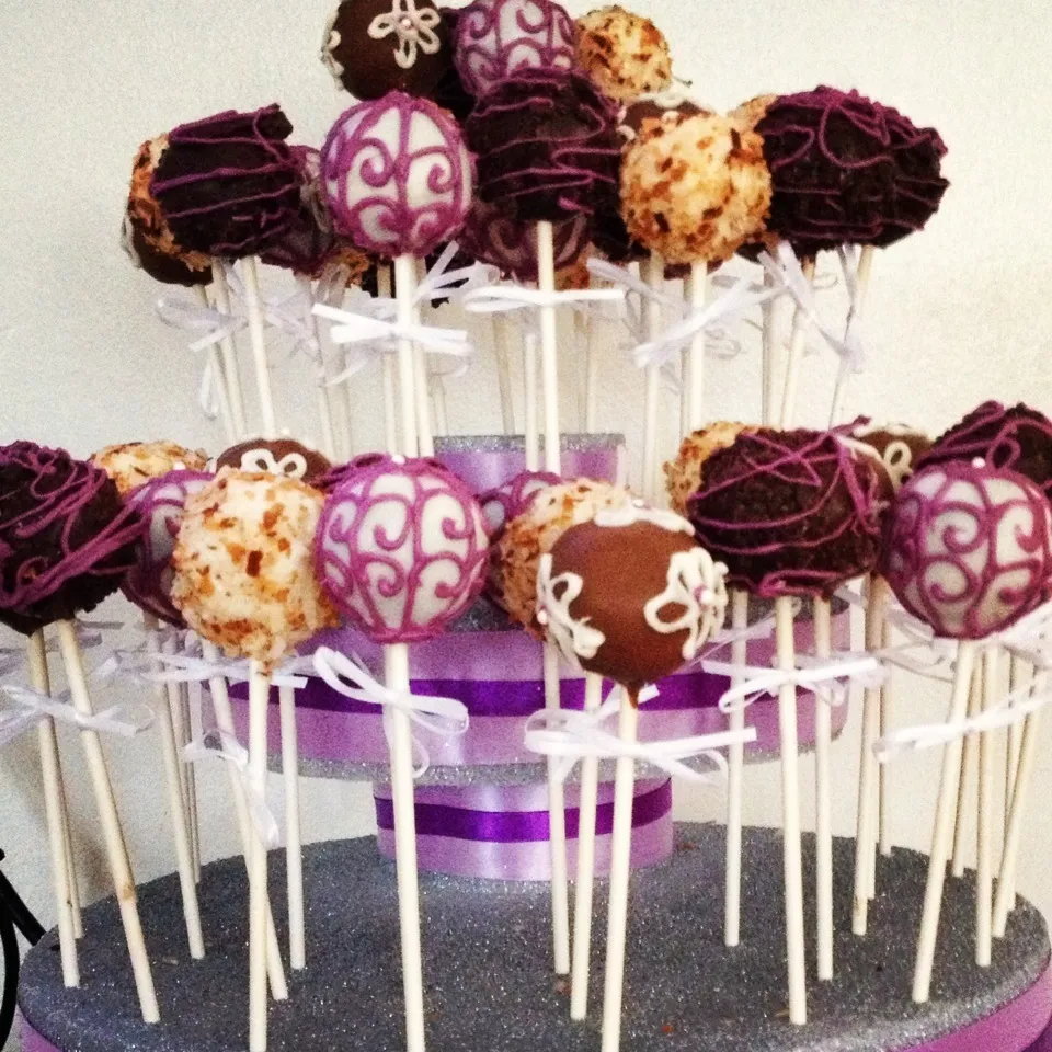 Cakepops- triple chocolate, piña colada, peanut butter chocolate, classic yellow|Ashleyさん