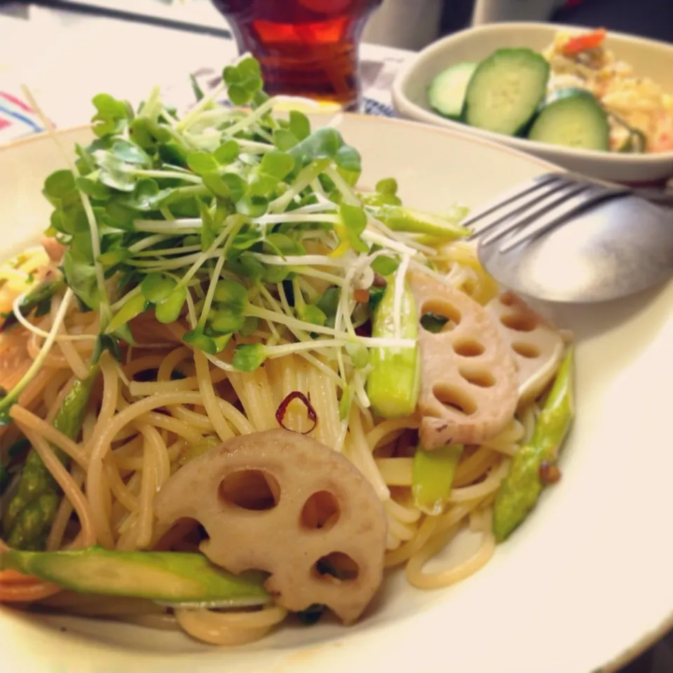 Snapdishの料理写真:今日のトモコンダテはおかんの蓮根煮とアスパラのパスタ🍝🍴✨|🇯🇵ともこちゃん。さん