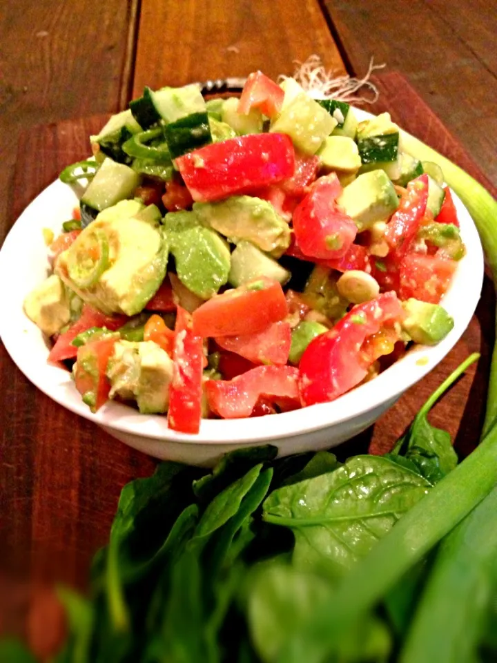 Tomato, avocado salsa with spinach salad|woodfiredさん