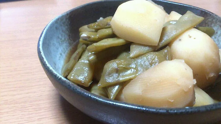 ささげ豆とじゃがいもの煮物。|かんみぅさん