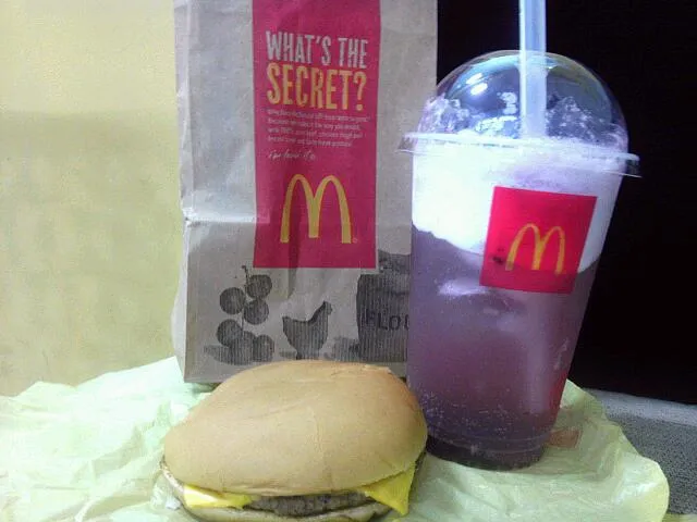 Snapdishの料理写真:cheeseburger with medmix berries float|novita febiolaさん