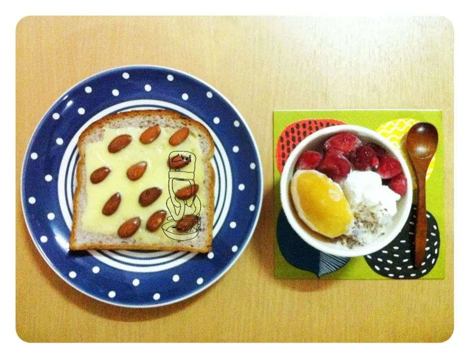 Brown rice bread+cheddar cheese+almond 🍞 Greek yogurt+strawberry+peach+raspberry+sprouted rice flakes 😄💪|icook_ibake_ieatさん