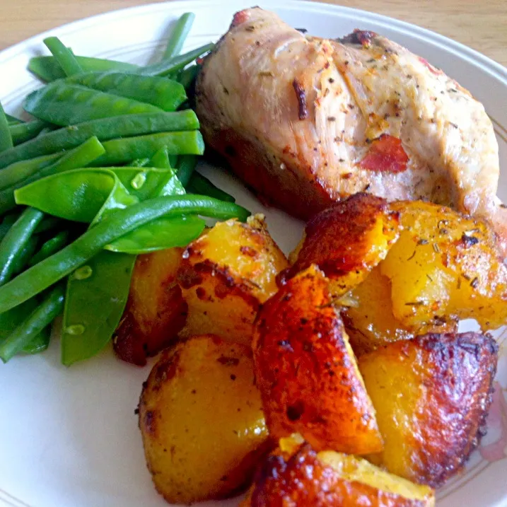 Roast chicken stuffed with onion, garlic, ham and herbs with roast potatoes, green beans and mange tout. Serve with red wine gravey.|Nicole Avisさん