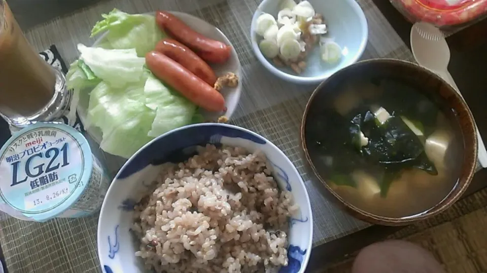 ウィンナーソーセージ&納豆&豆腐の味噌汁|まぐろさん