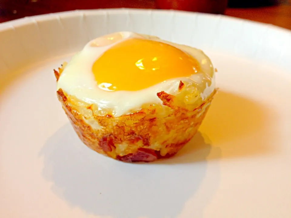 Lol cupcake breakfast egg, cheese, bacon, and hash browns topped with salsa yum!|Jakeさん