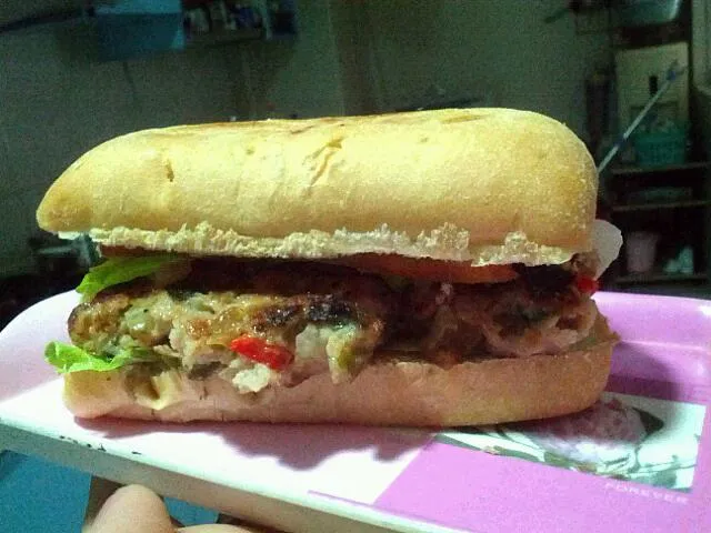 Sandwich with lettuce, meat patty and garlic sausage|Xi wenさん