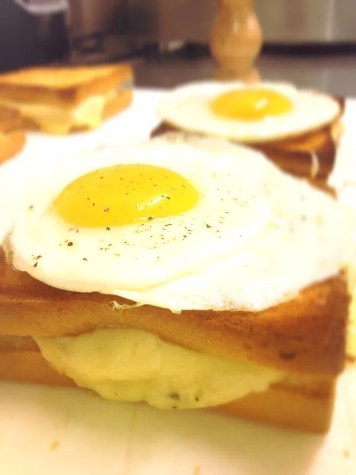 Sunny egg on toast 🍳🍞|Prae~*さん