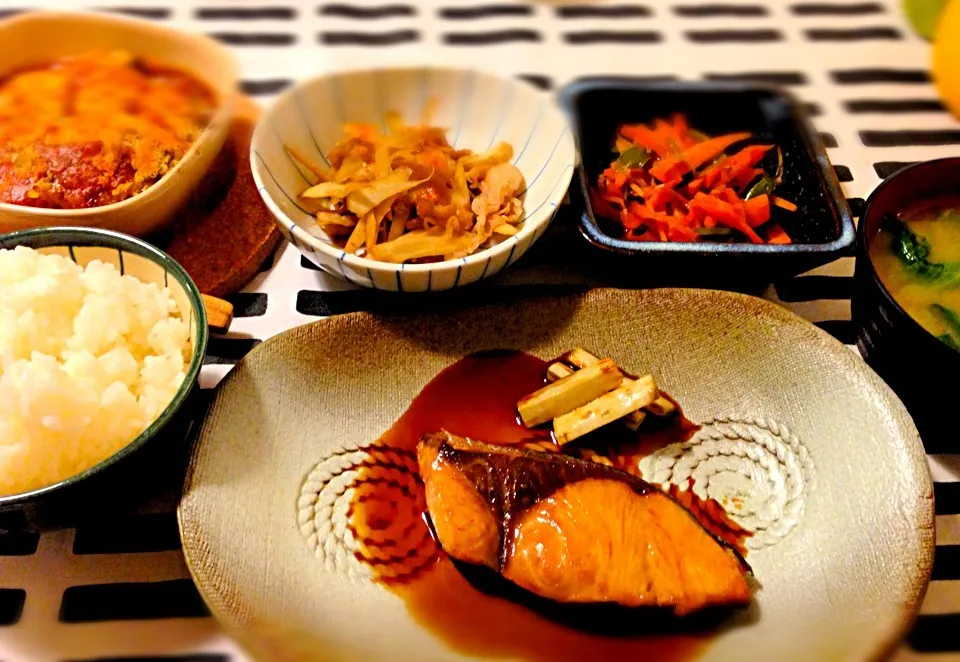 ぶりの照り焼き🍀きんぴらゴボウ🍀ピーマンと人参のお浸し🍀茄子のカレーグラタン🍀レタスのお味噌汁|mochaさん