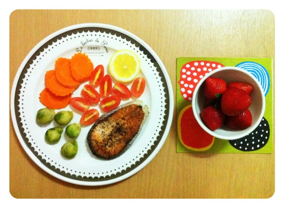 My homemade dinner😄💪baked salmon 🐟 strawberry 🍓|icook_ibake_ieatさん