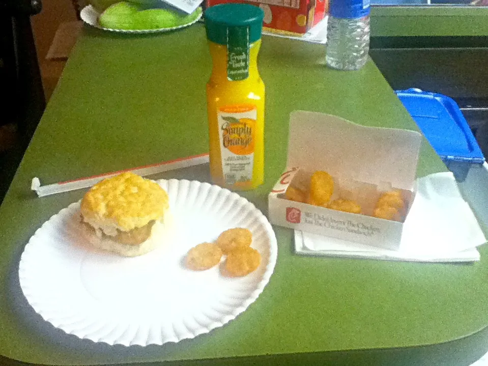 Chick-Fil-A Breakfast: Chicken Sandwich, Hashbrowns, And OJ!|Laurenさん