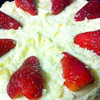 Snapdishの料理写真:White chocolate cheesecake with strawberry|Enjoymybakingさん