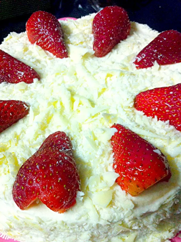 Snapdishの料理写真:White chocolate cheesecake with strawberry|Enjoymybakingさん