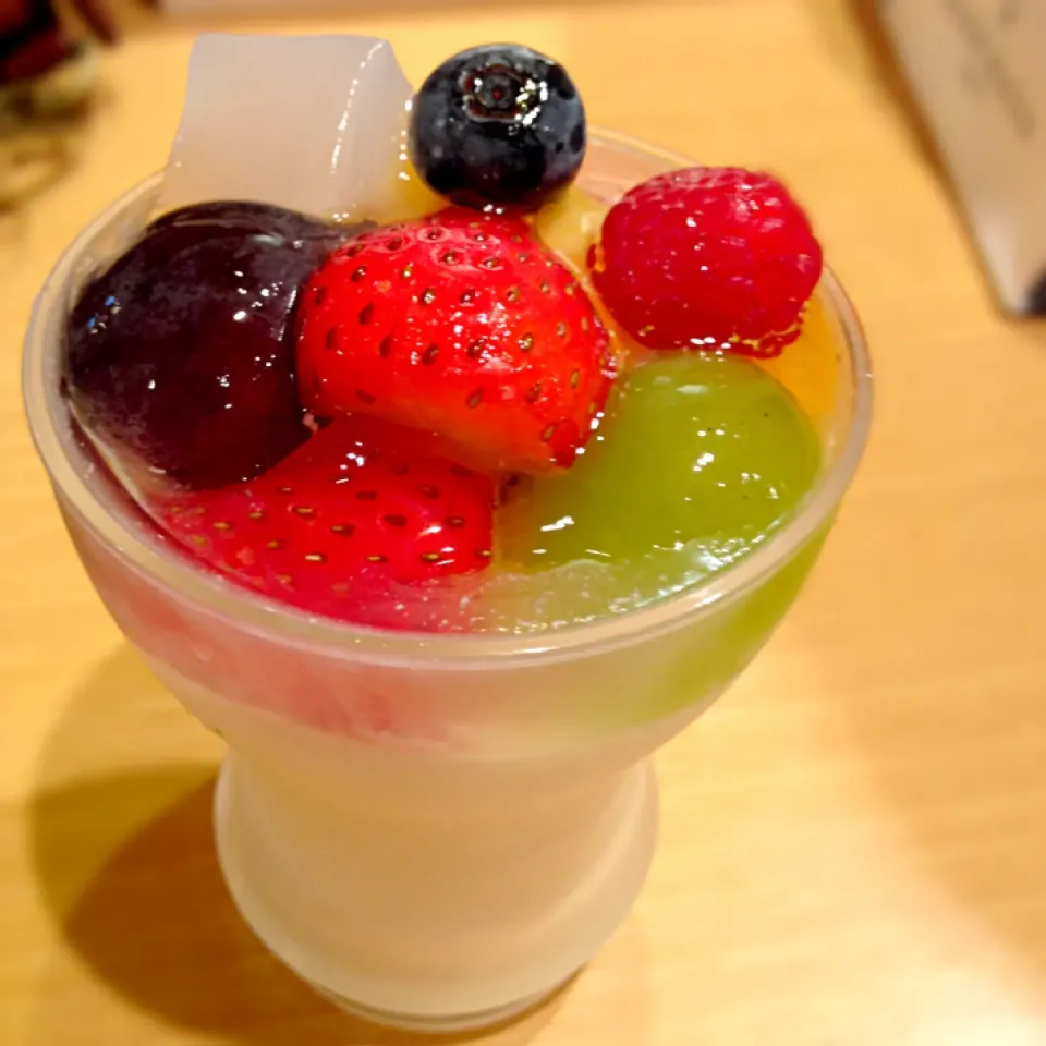 Almond Jelly on mixed berry 🍓🍇杏仁豆腐フルーツたっぷり♡|Minia♥️さん