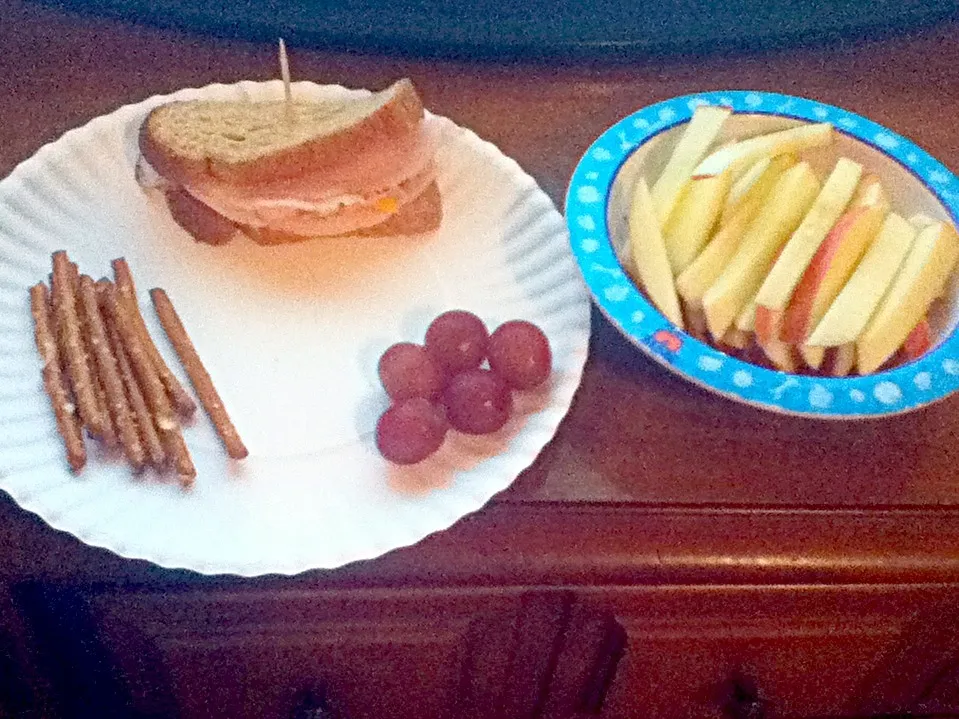 Delicious Lunch:  Turkey And Cheese Sandwich, Pretzel Sticks, Grapes, And Apple Slices! :)|Laurenさん