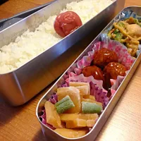 お昼のお弁当：青椒肉絲、ミートボール、タケノコ