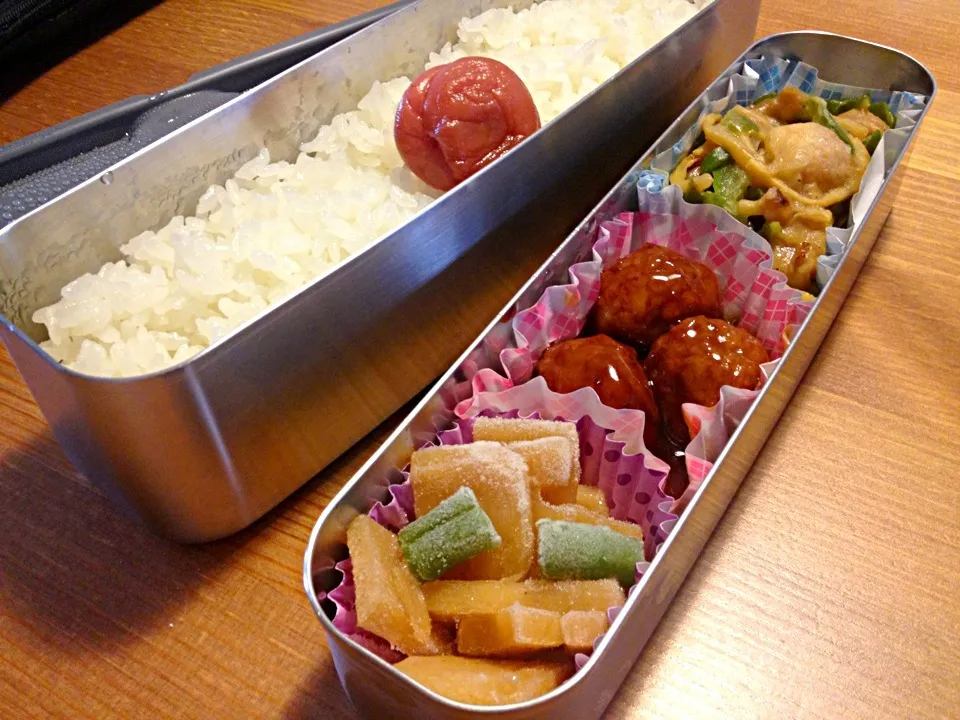 Snapdishの料理写真:お昼のお弁当：青椒肉絲、ミートボール、タケノコ|leezaspider1991さん