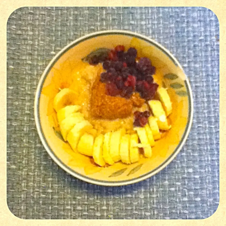 Oatmeal with almond butter, banana & berries. Breakfast|Sai linさん