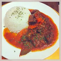 Slow cooked beef shank with red wine tomato sauce.|janice Williamsさん