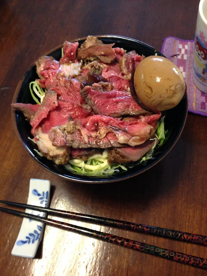 昨日のローストビーフを丼にした|西田聡さん